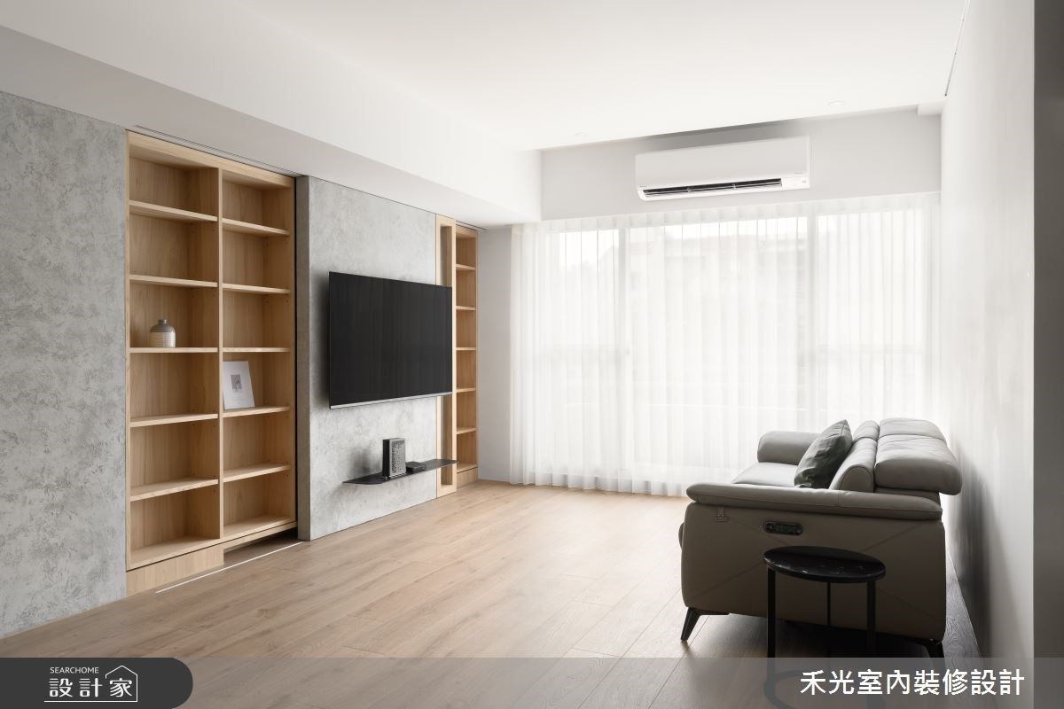 我們家客廳有一根深度很深的大樑，設計師靈機一動，居然利用這個深度做了雙層的收納櫃，對收納控來說真的是一大福音！