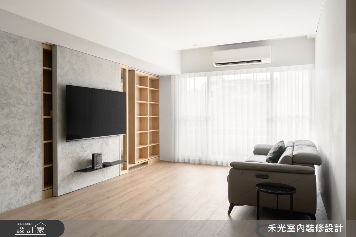 而且收納櫃前面還規劃了一個橫向移動的電視隔屏，後方可做為收納書籍使用，不阻礙電視牆機能，還能展示我們最愛的Hansa擬真動物，真的非常貼心。