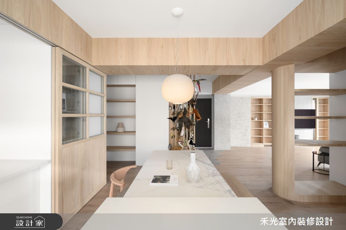 設計師在玄關收納櫃的櫃門上，巧妙地運用了木格柵元素，還一路延伸到屏風，這樣既能保持鞋櫃的透氣性，又能透過格柵屏風維持空間的通透感，簡直一舉兩得！而且我們的整理師還利用隔柵的特性，作為展示Hansa擬真動物收藏之處。