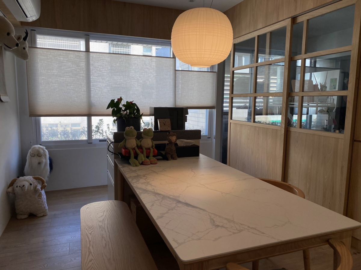 屋主入住後提供之生活照，舒適的半開放式餐廚空間。