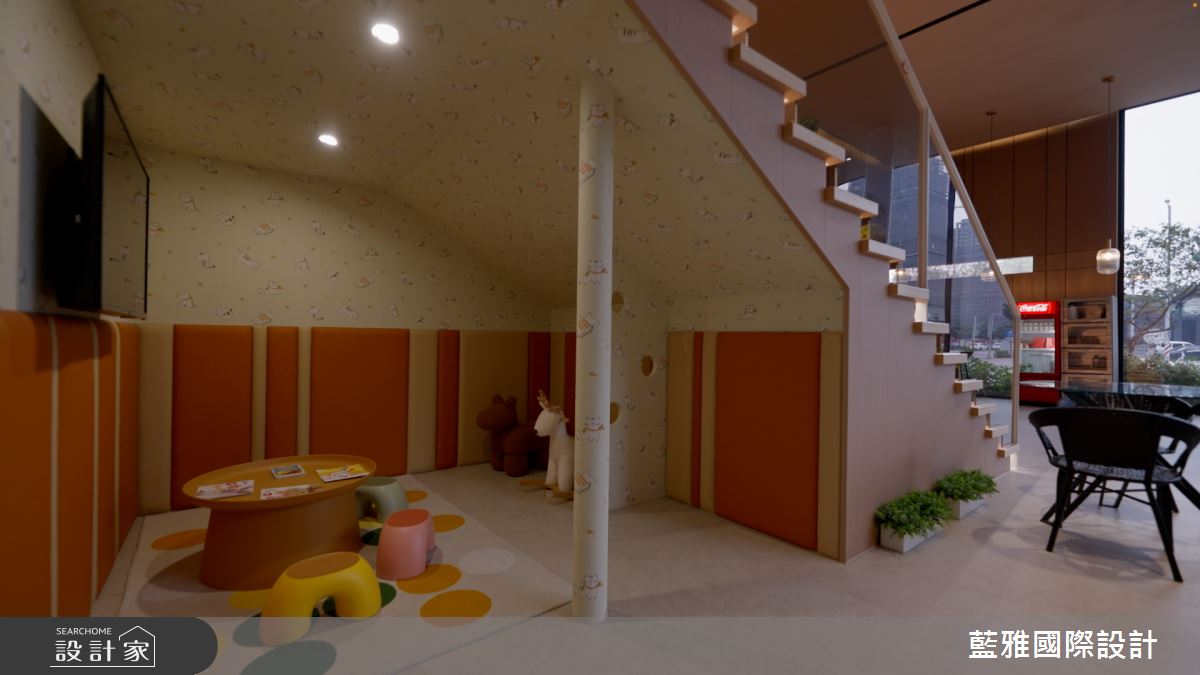 孩童遊戲區既可坐又可臥的場域,讓父母能夠放心將孩子安放於此,享受賞屋過程。