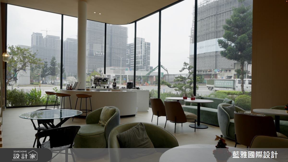 接待中心能夠自然地吸引路過的行人與駕車經過的顧客駐足探索,讓人們在不經意間走進這個多功能空間,進一步提升品牌的親和力與地標性價值。