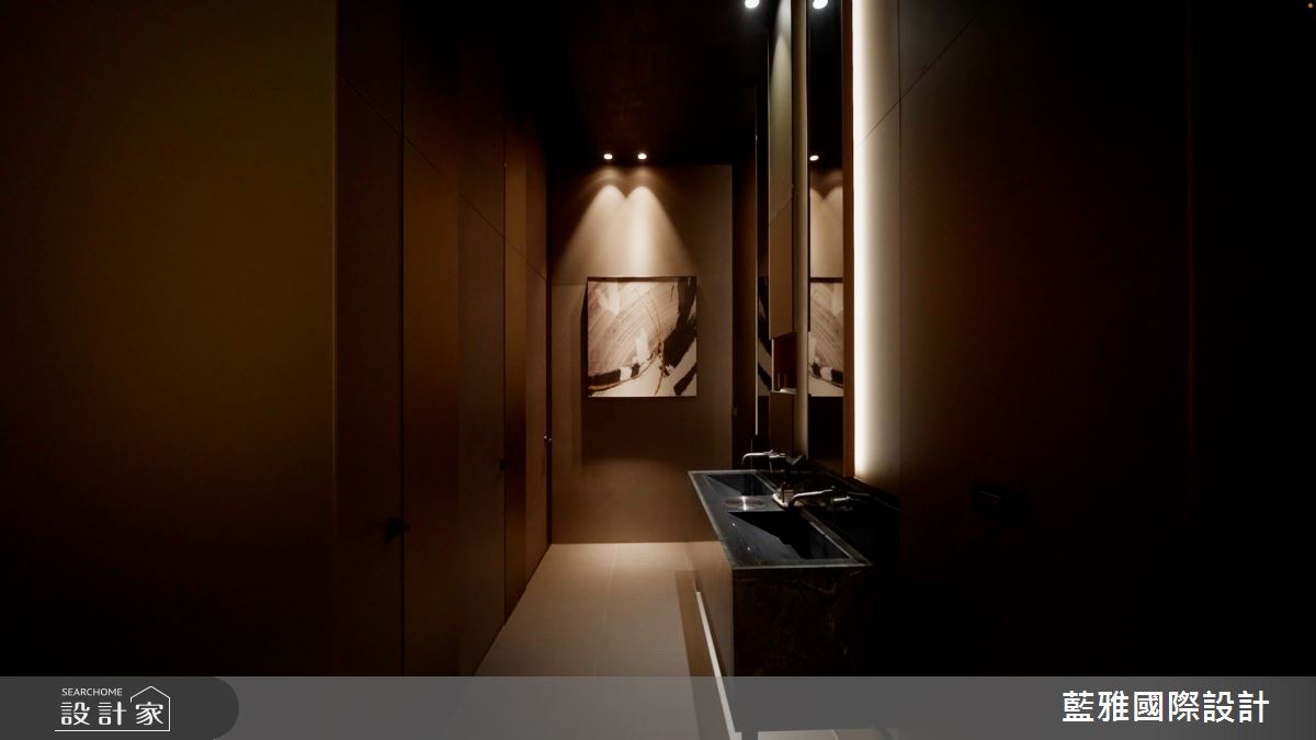 客廁跳脫自然元素,選用大理石,提升精緻感與尊榮體驗,讓賞屋賓客感受品牌的細緻與用心。