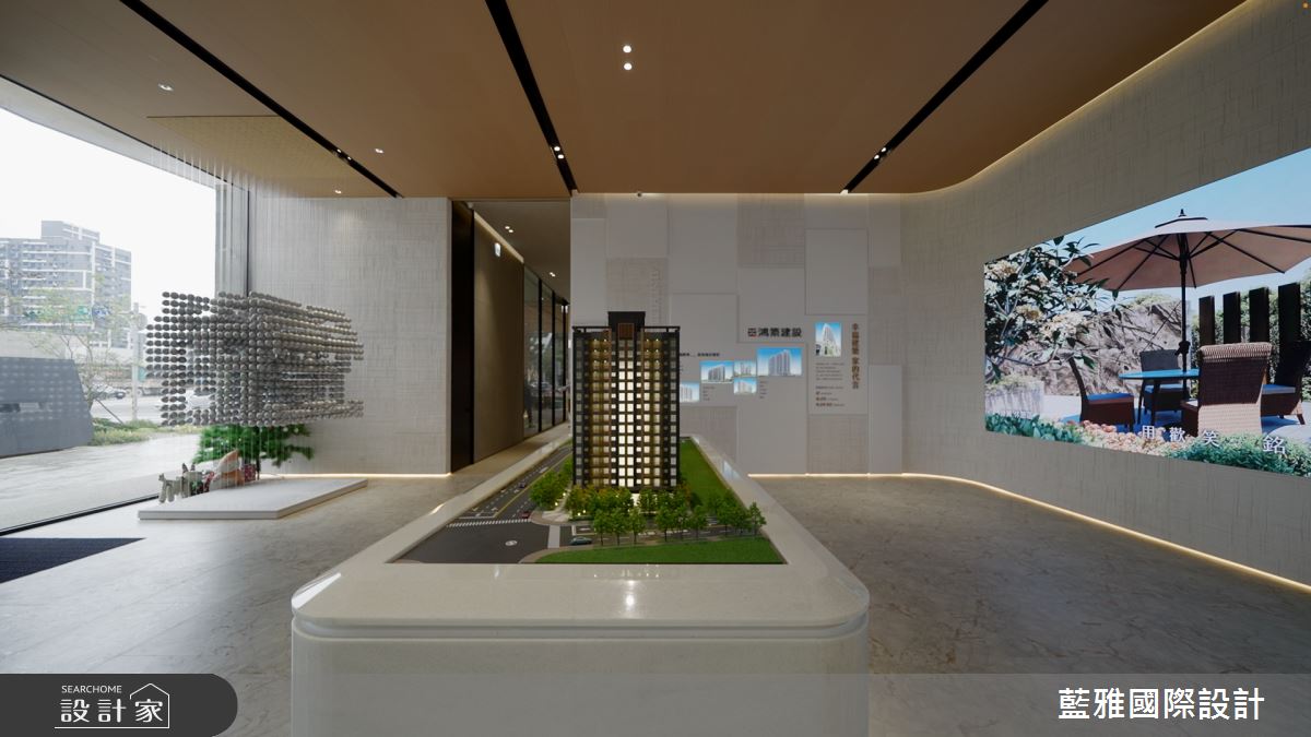 工學館內部則以白色調為主,將設計規劃、模型、投影幕設置在內,讓空間清楚展示出建案的設計精神。