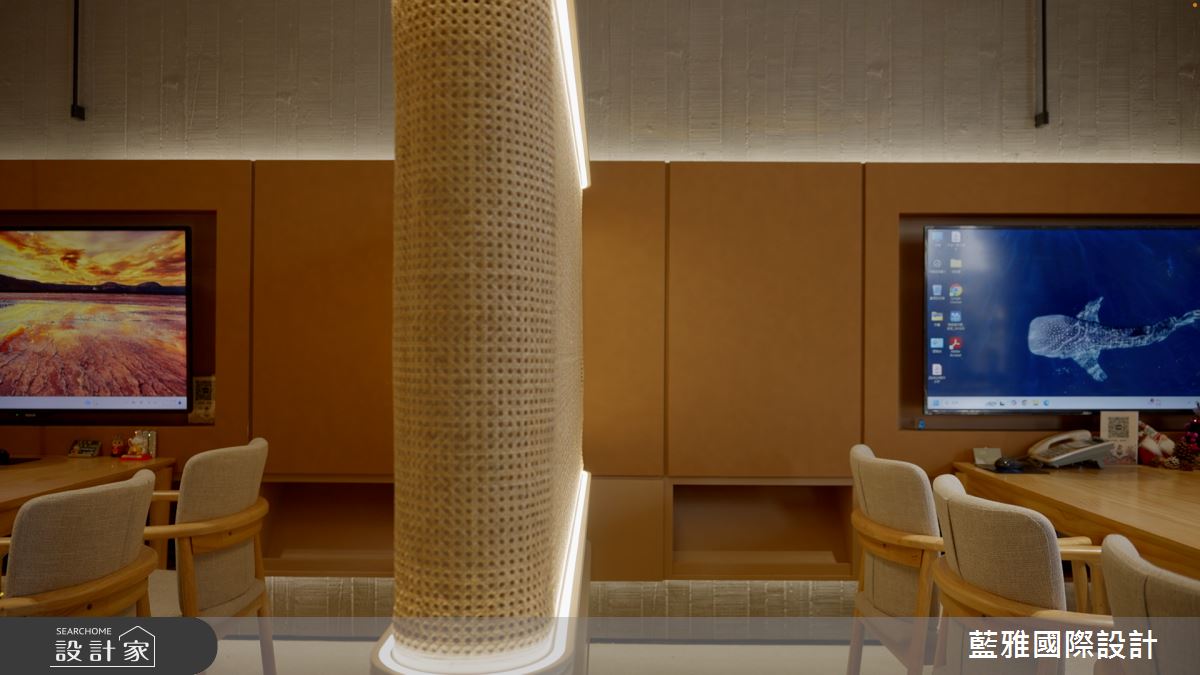 每個座位區均配備皮革電視櫃與獨立電視屏幕,提供即時購屋資訊,使來賓在舒適質感的環境,獲取所需資訊。