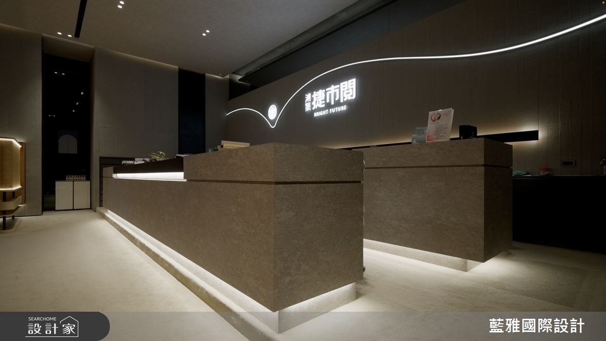 雙層櫃檯的設計是企業的標誌,以階梯型錯落形象,能讓門面更具立體感和層次感。