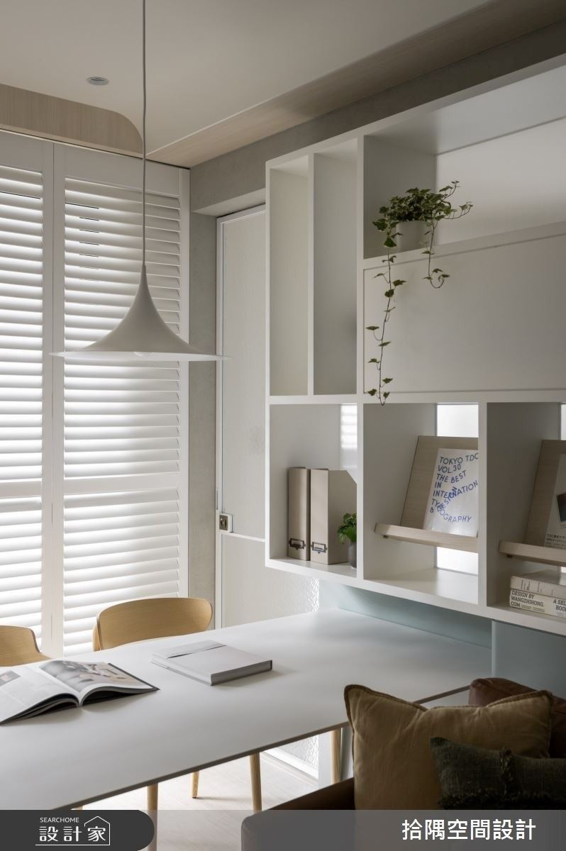 有限的尺度中，依然保留屋主最愛的大書桌，緊鄰窗面，方便閱讀使用。