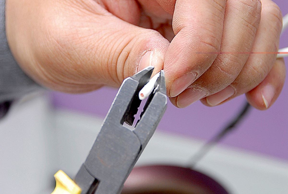 3.再用斜口鉗輕輕剝除電線末端約2公分的絕緣橡膠。