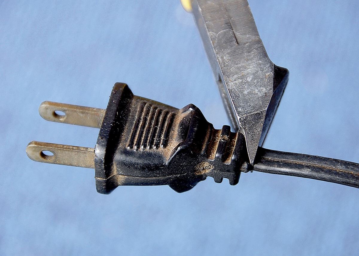 2.先找出電線接觸不良的折損部位，以斜口鉗剪掉。