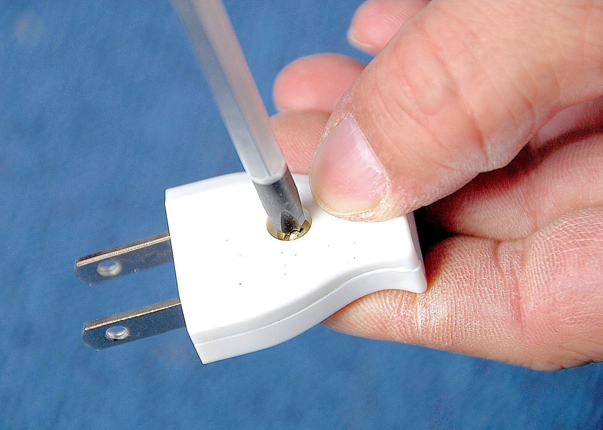 4. 以十字起子鬆開新插頭螺絲。