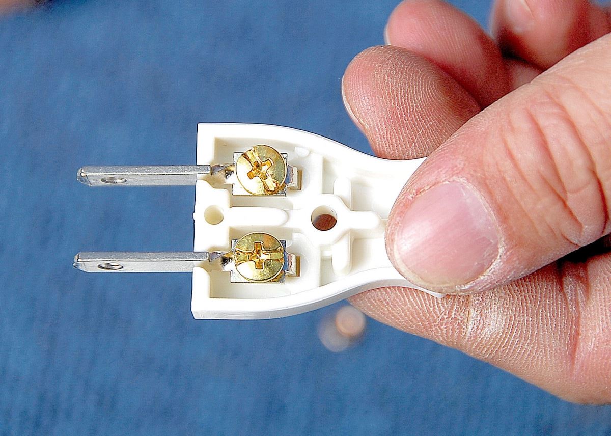 5.打開後鬆開內部兩個螺絲。