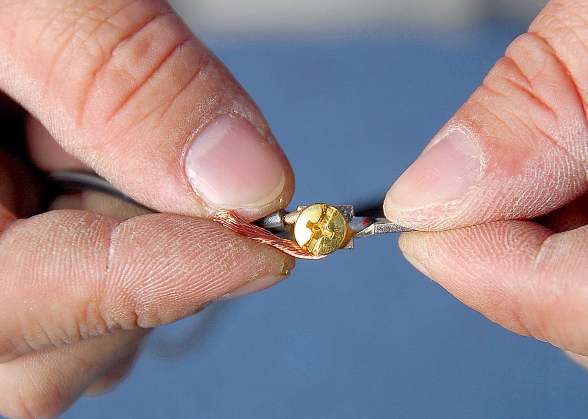 6.將露出的銅線纏繞在兩組螺絲上並鎖緊螺絲。