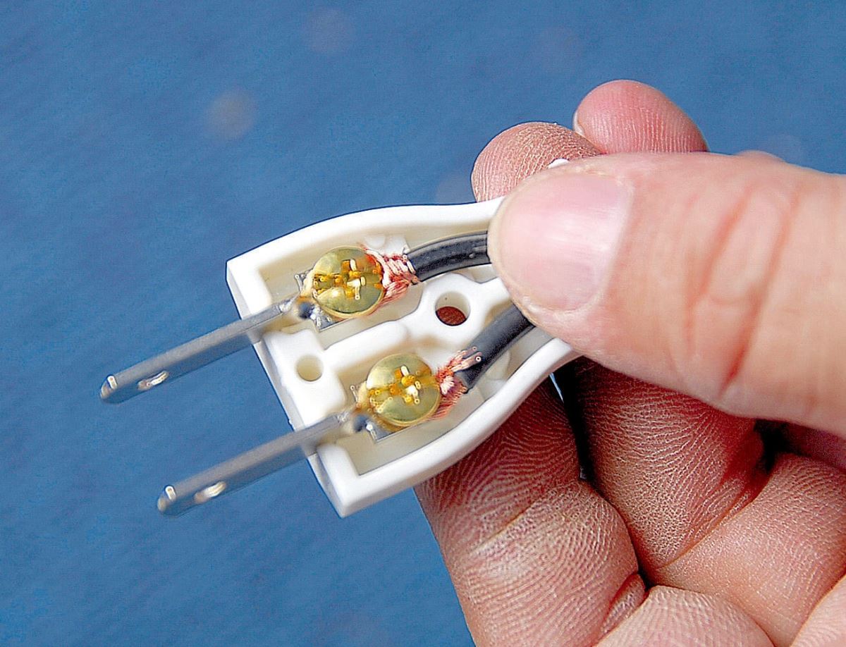 7.將兩組螺絲放回插頭盒中。