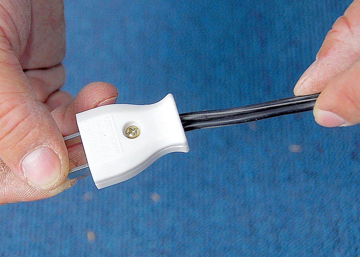 8.蓋上外盒，鎖緊螺絲，即完成插頭舊換新。