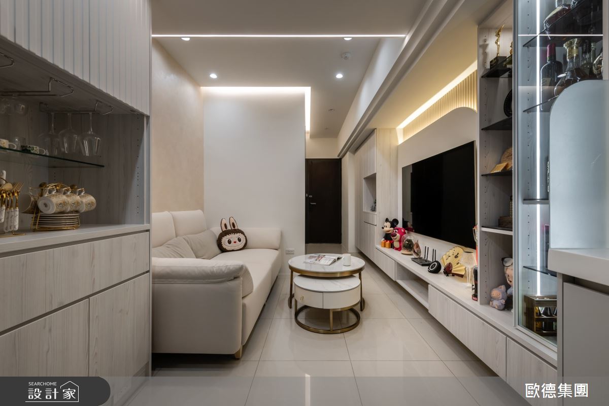 歐德設計師利用圓弧、燈帶、格柵造型,化解天花大樑,放大空間場域,型塑開放式客餐廚區。