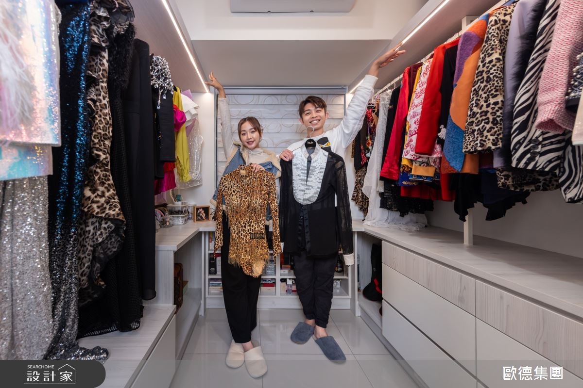 1.45 坪的更衣室,歐德結合異材質,完美收納賴慧如和劉家銘的表演服、化妝品、行李箱,讓夫妻倆直呼太神了。