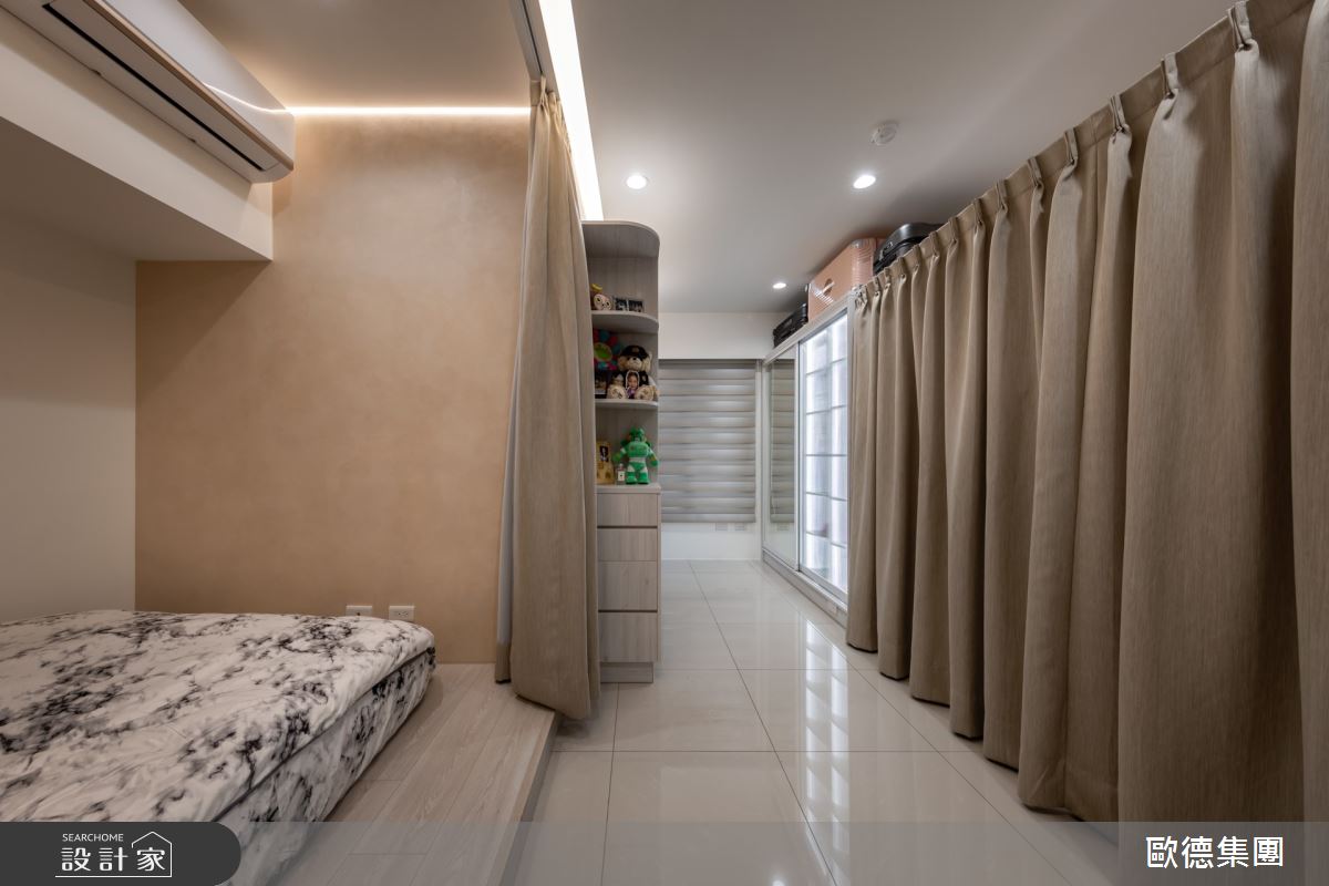 兩房變一房的主臥,歐德設計師利用推拉門及窗簾作區隔,化解門片佔空間的問題,放大坪效。