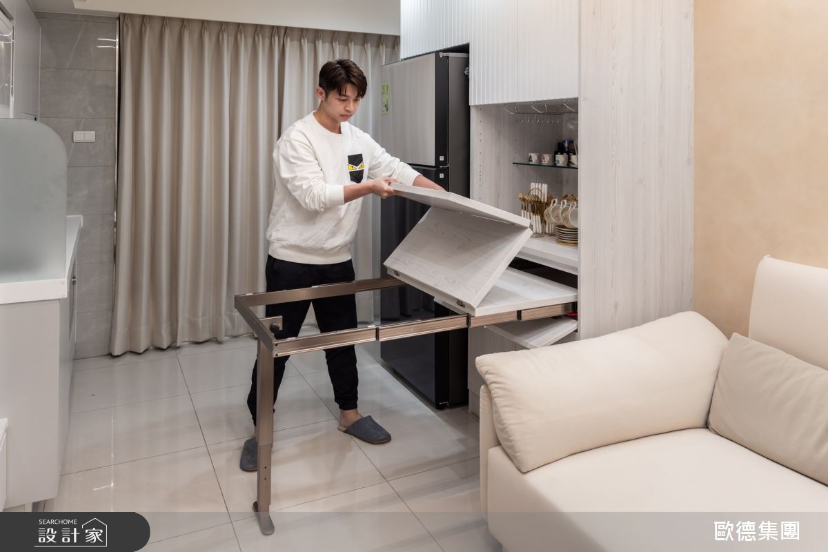 歐德「摺疊式餐桌」,解決擺下不餐桌的苦惱,10 秒就能搞定收折的劉家銘,讓賴慧如大讚老公是「收納高手」。