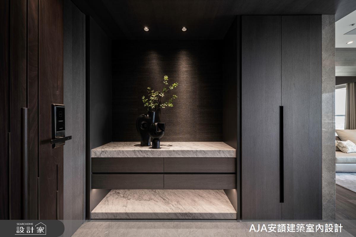 玄關雙端大理石景台搭配隱藏收納設計,展現功能與美感並存的空間語言。