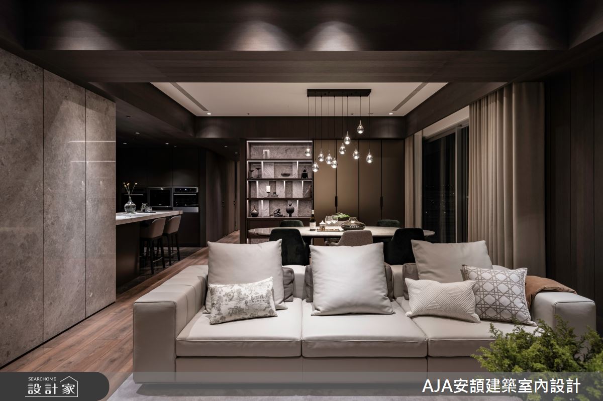 餐廳石紋展示櫃與燈光設計的融合,提升空間質感。