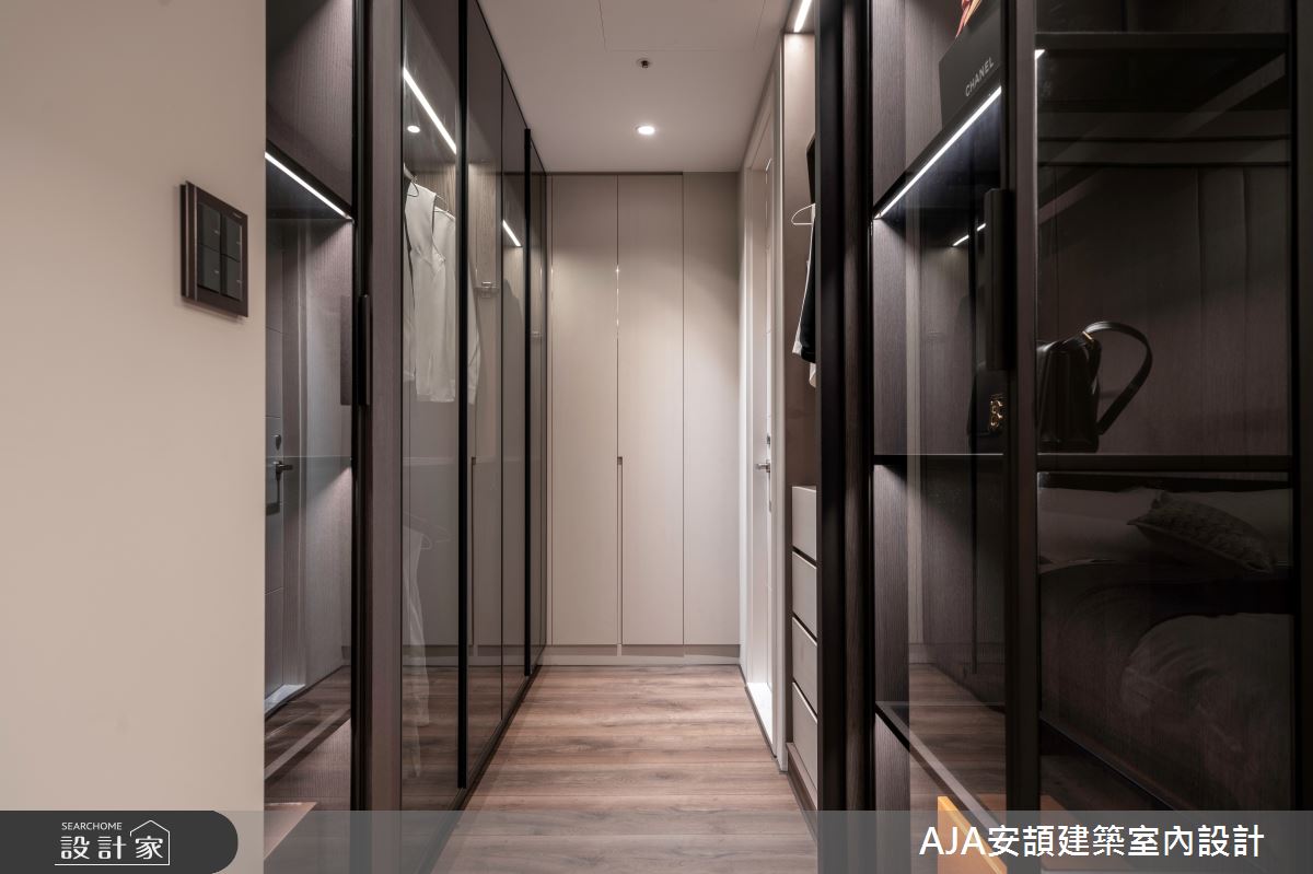 主臥以弧形床頭背板搭配皮革與木皮材質,更衣室灰玻移門與隱藏收納,打造收納與美感的平衡。