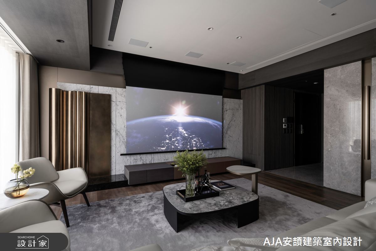 客廳電視牆結合白色石材、波浪金屬及隱藏式投影幕,創造層次感。