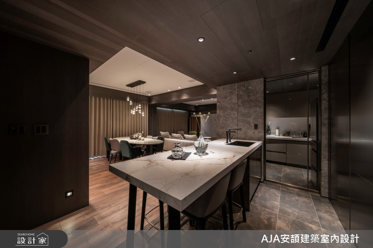 外廚中島結合餐桌設計,滿足互動需求;內廚用玻璃拉門阻隔油煙,美觀實用兼具。