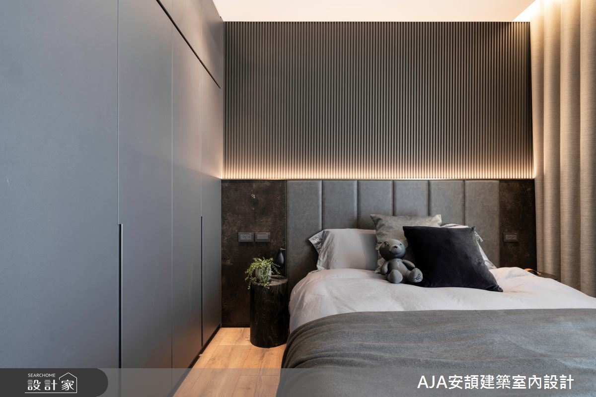 深色調的男孩房在床頭搭配格柵與鏽蝕磁磚,是潮流收藏的最佳背景。