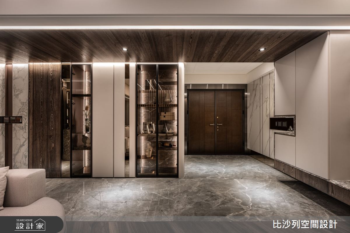玄關透過石紋、鏡面與金屬等建材,創造高雅的豪宅迎賓氛圍。