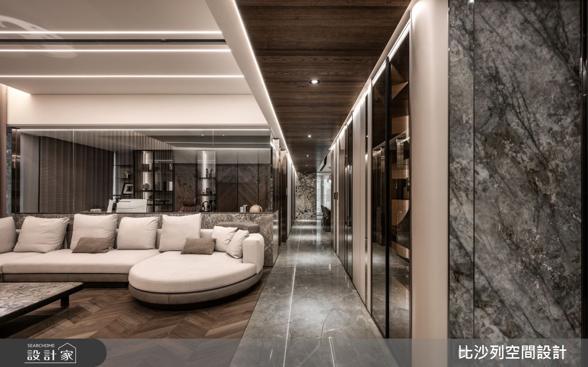 串聯公私領域的最長廊道,以石紋地板與造型天花修飾,呼應窗外河道。