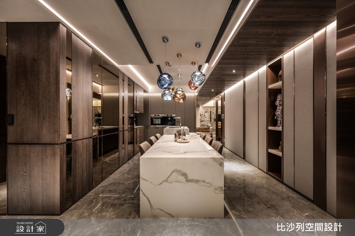 餐廳整合中島及餐桌,延伸室內軸線,放大空間尺度。