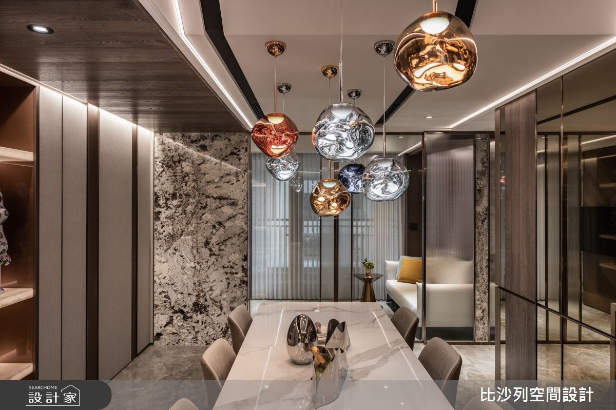 餐廳跟多功能室以玻璃拉門相隔,通透的設計使家人間互動無隔閡。