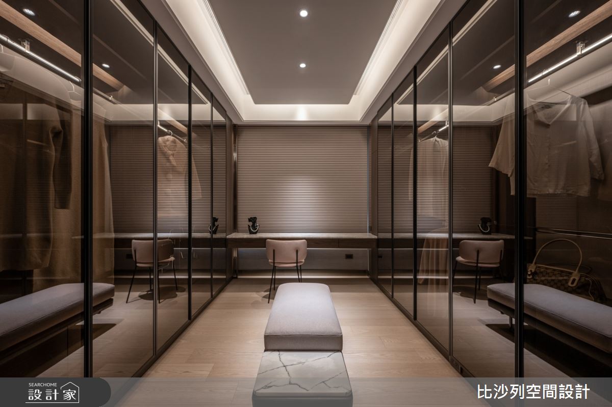 主臥更衣室設置玻璃門片衣櫃,以及間接光源,延續公領域的恢弘氣度。