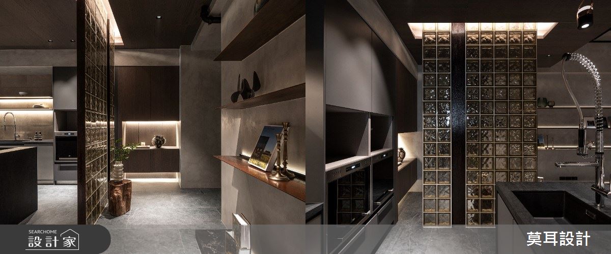 玄關的茶色玻璃磚屏風平衡空間色彩,以及生鐵層架與線條的運用,隨歲月產生鏽蝕的獨特痕跡。