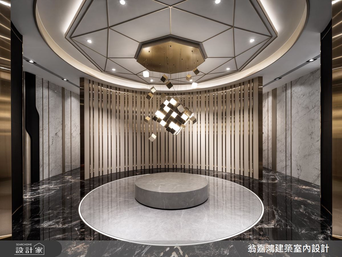 設計師手繪訂製多個鋁立方體聚成魔方燈具,手工拼接組合,創造垂墜感,營造兼顧現代前衛的藝術核心。