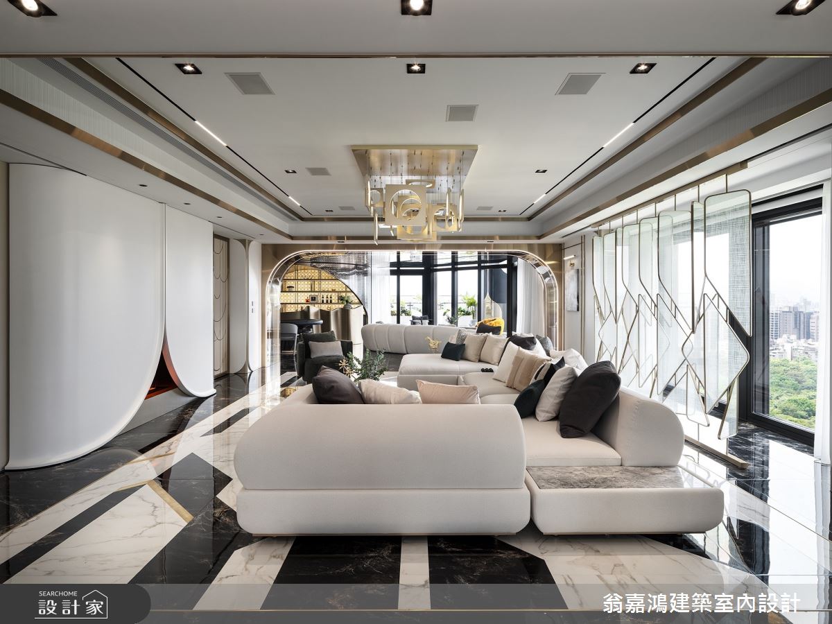 雙向沙發提供對窗及對電視牆的坐向,製造人與空間的互動感,給予隨性自在的住家氛圍。