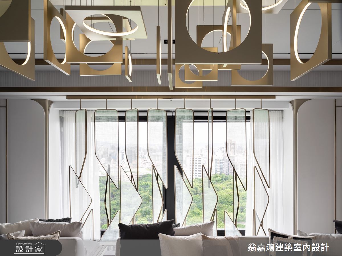 為了讓落地窗景的市容增添特色,設計幾何圖形的鍍鈦屏風,自動開闔的設計,增加風景的觀賞性,創造日夜的觀景儀式感。