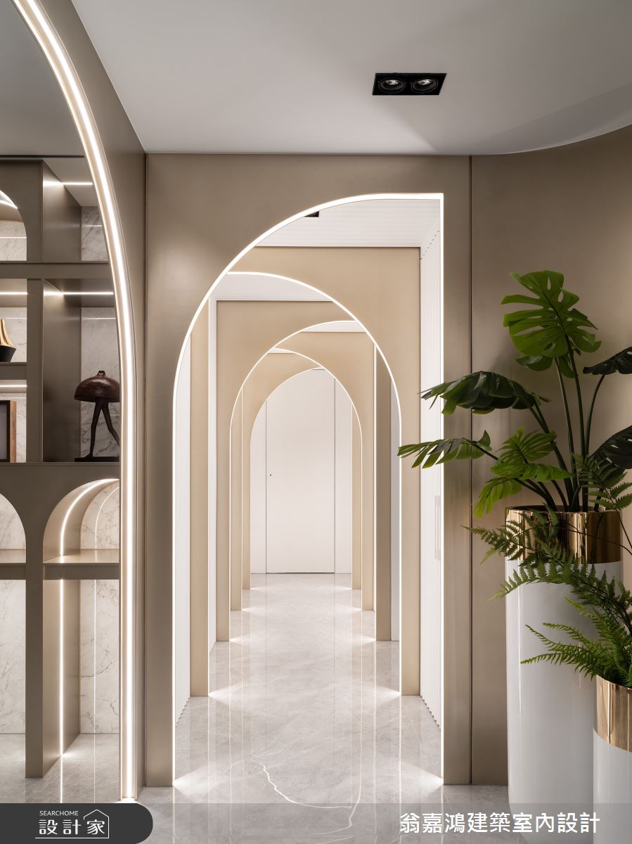 步入主臥室時,設計師在廊道間加入半圓弧屏風,左弧右弧穿插的設計,貫穿了圓弧設計元素,豐富過道層次。