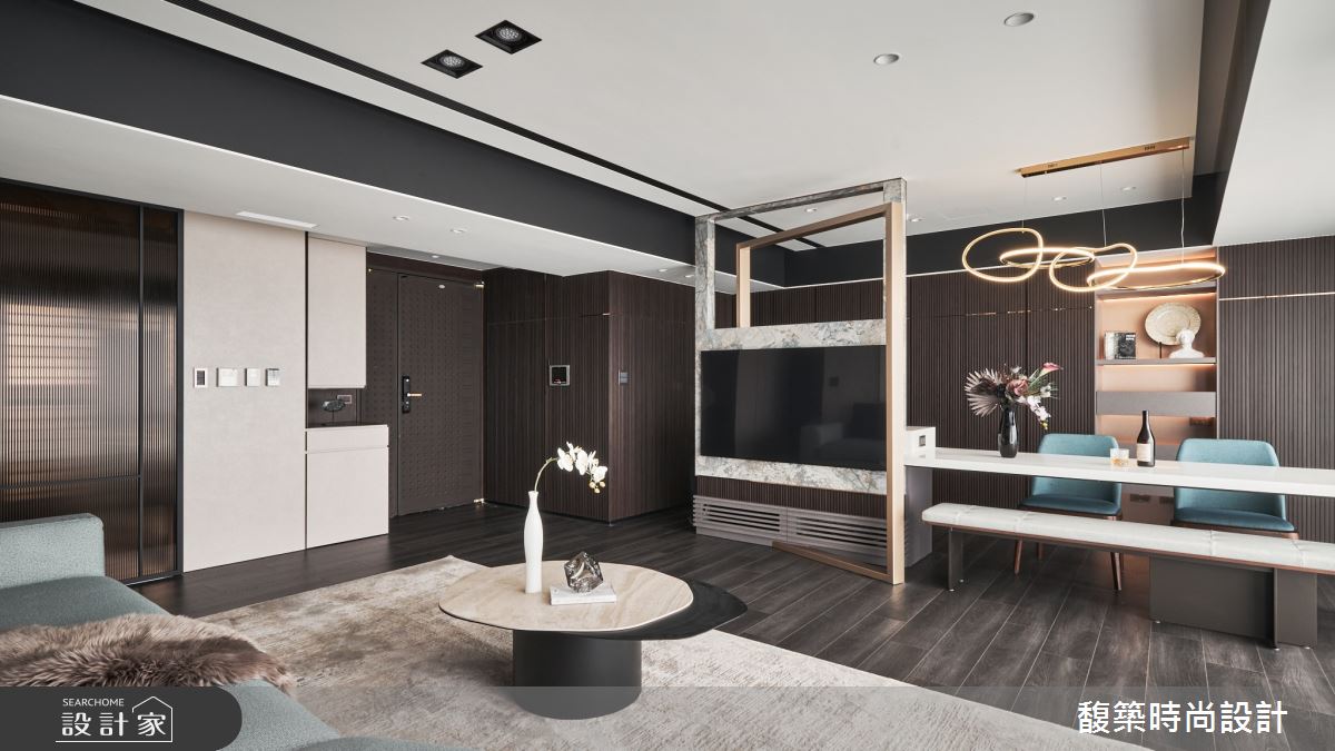 沿著木格柵的壁面，做到了隱藏式的美觀，賦予大量且美觀的收納空間。