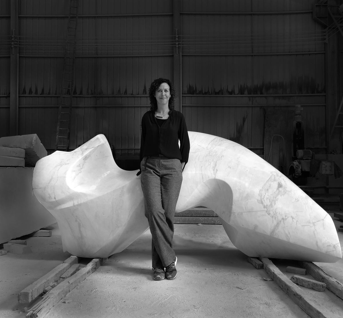 現居巴塞隆納的藝術家Sophie擅長運用石材、陶瓷與樹脂等材料進行創作,在雕塑與繪畫的創作形式中,進行深層的自我探索。(圖片由楠弘集團提供)