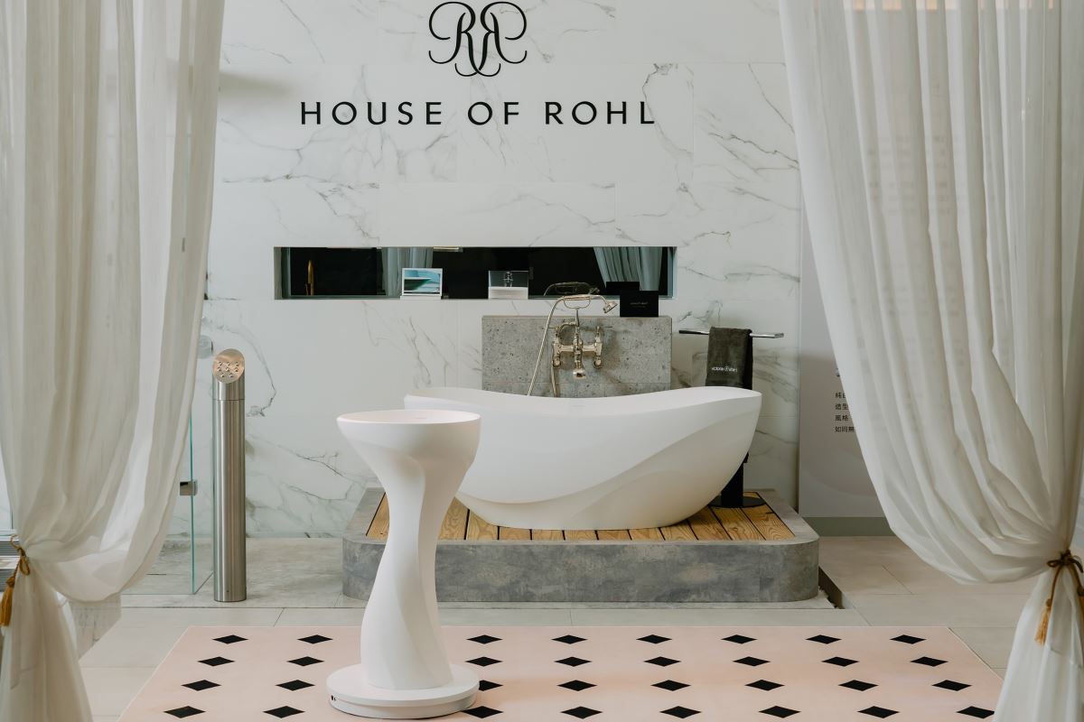 以頂級獨立浴缸設計馳名的Victoria + Albert,攜手來自英國的雕塑藝術家Sophie-Elizabeth Thompson,推出衛浴新作「Seros」系列,作品呈現沿海之境的深邃之美,以及人們內心對於寧靜的渴望。(圖片由楠弘集團提供)