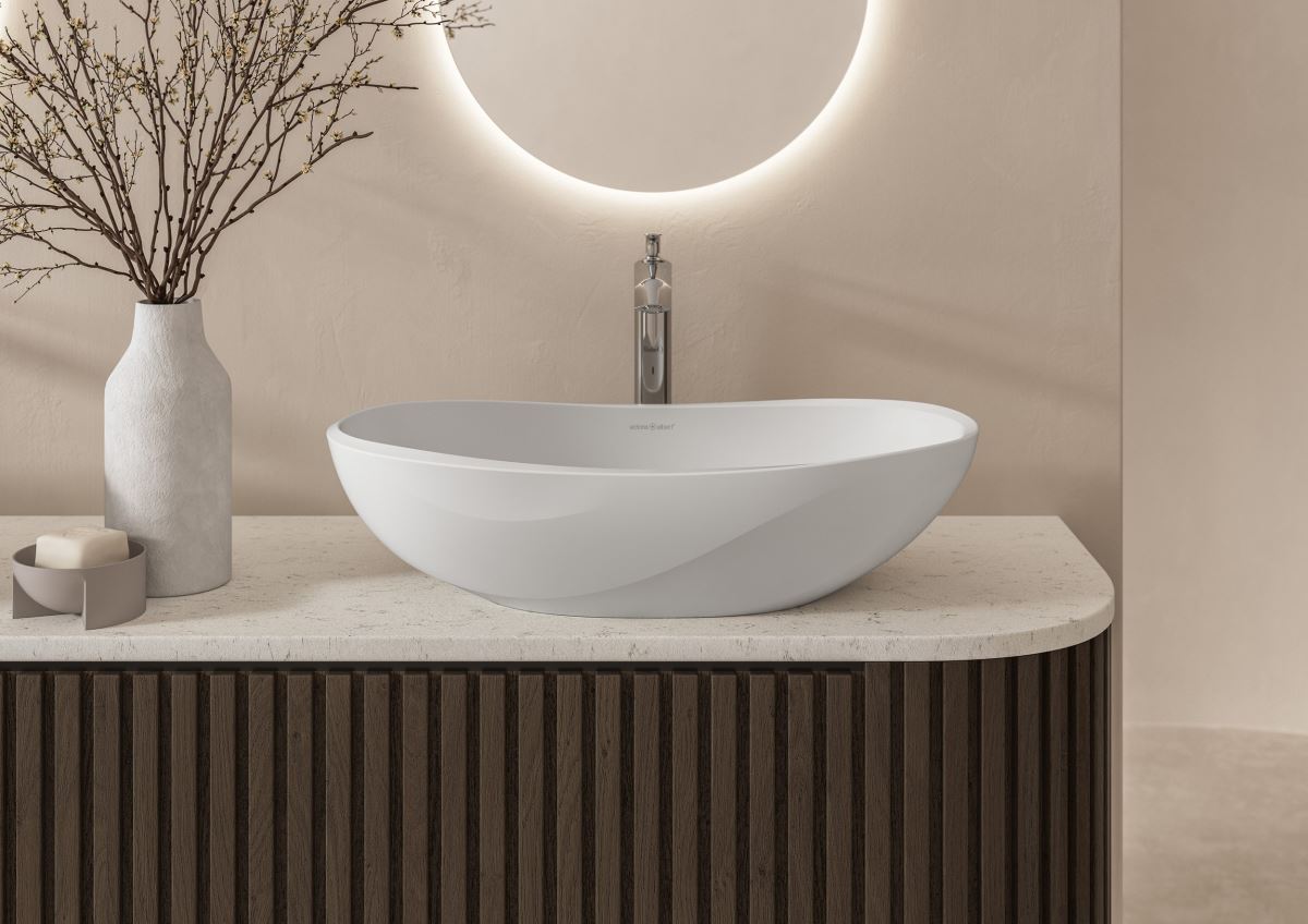 除了一體成形的立柱式面盆,用於安裝於檯面或盥洗台上的Seros 55,亦與同系列浴缸的雕塑造型相互呼應。(圖片由楠弘集團提供)
