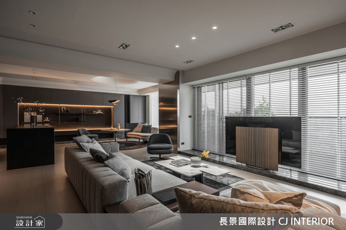 客廳則摒棄傳統電視牆,改以大面向引入港灣景色,搭配百葉窗靈活調節,讓空間感倍增。