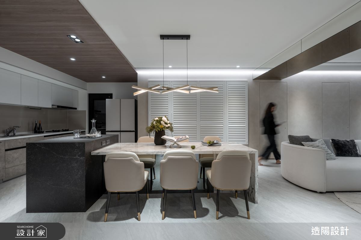 天花原有的大樑則透過茶色玻璃與鏡面修飾,利用光線折射與色彩變化,使視覺感受更加明亮開闊,巧妙消除結構上的壓迫感,營造輕盈且延展的空間效果。