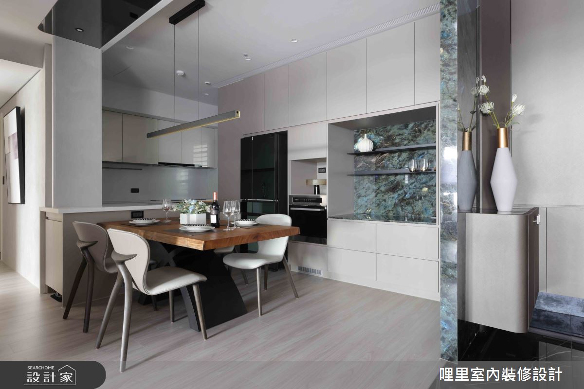 餐廚區選用實木餐桌與中島配置,延伸出開放層架、操作檯面,滿足烹飪與聚會的雙重需求。百達翡麗的餐邊櫃呼應玄關迎賓感,提升大器程度。