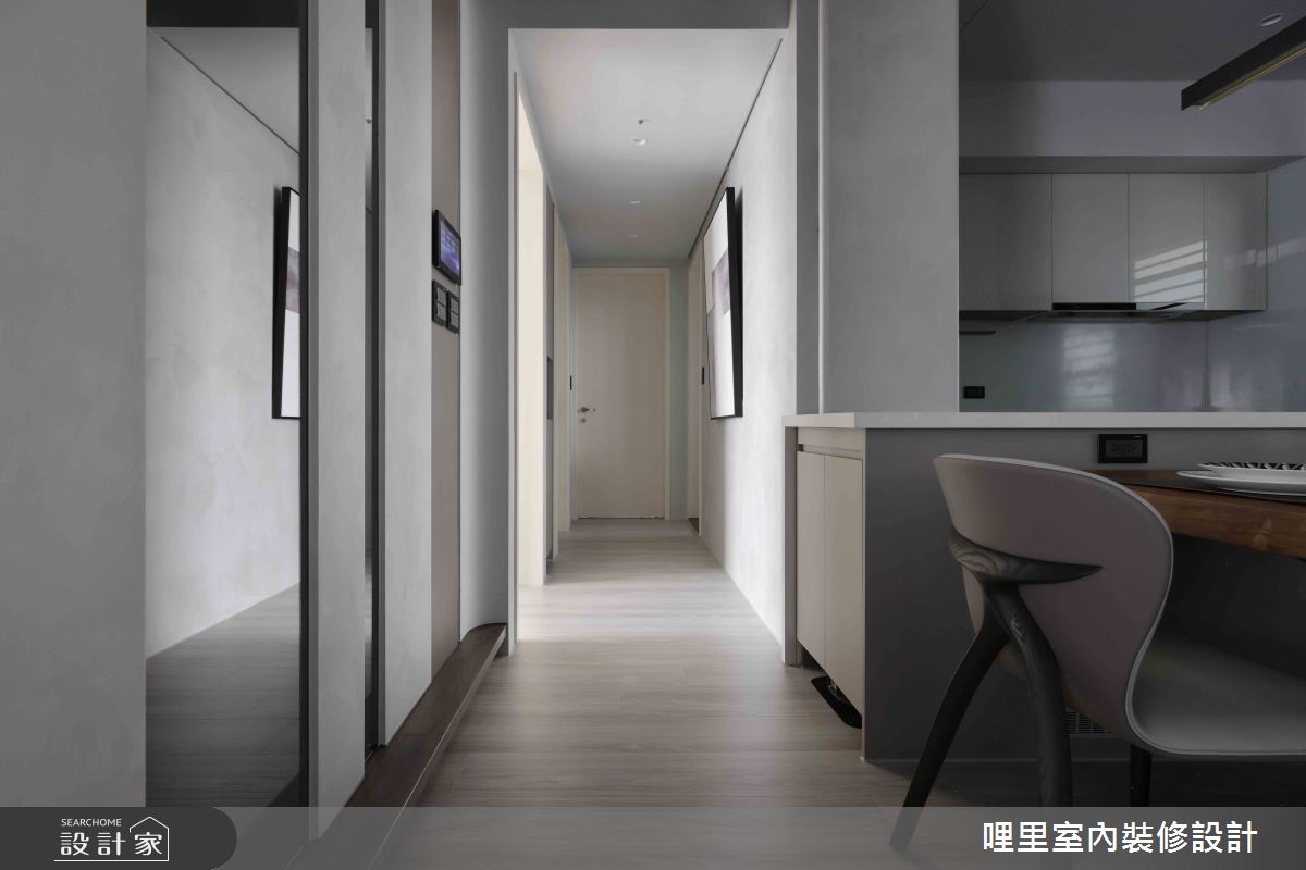 走廊牆面以藝術塗料鋪陳,利用收納櫃轉向的設計手法,放置掃地機器人與wifi機、衛浴用品,讓機能與美感兼具,強化專屬生活動線的便利性。