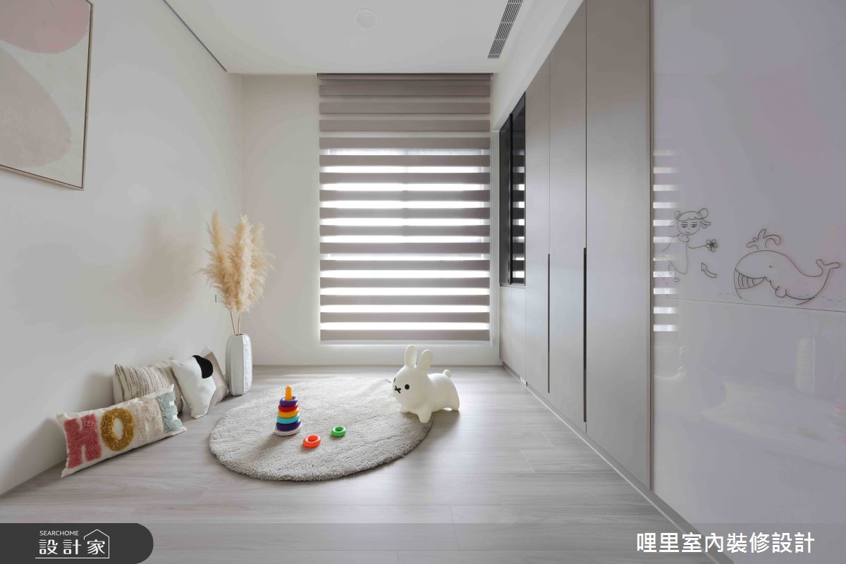 女兒房以彈性配置為主,設計塗鴉牆與儲物櫃,讓空間可隨孩子成長調整。