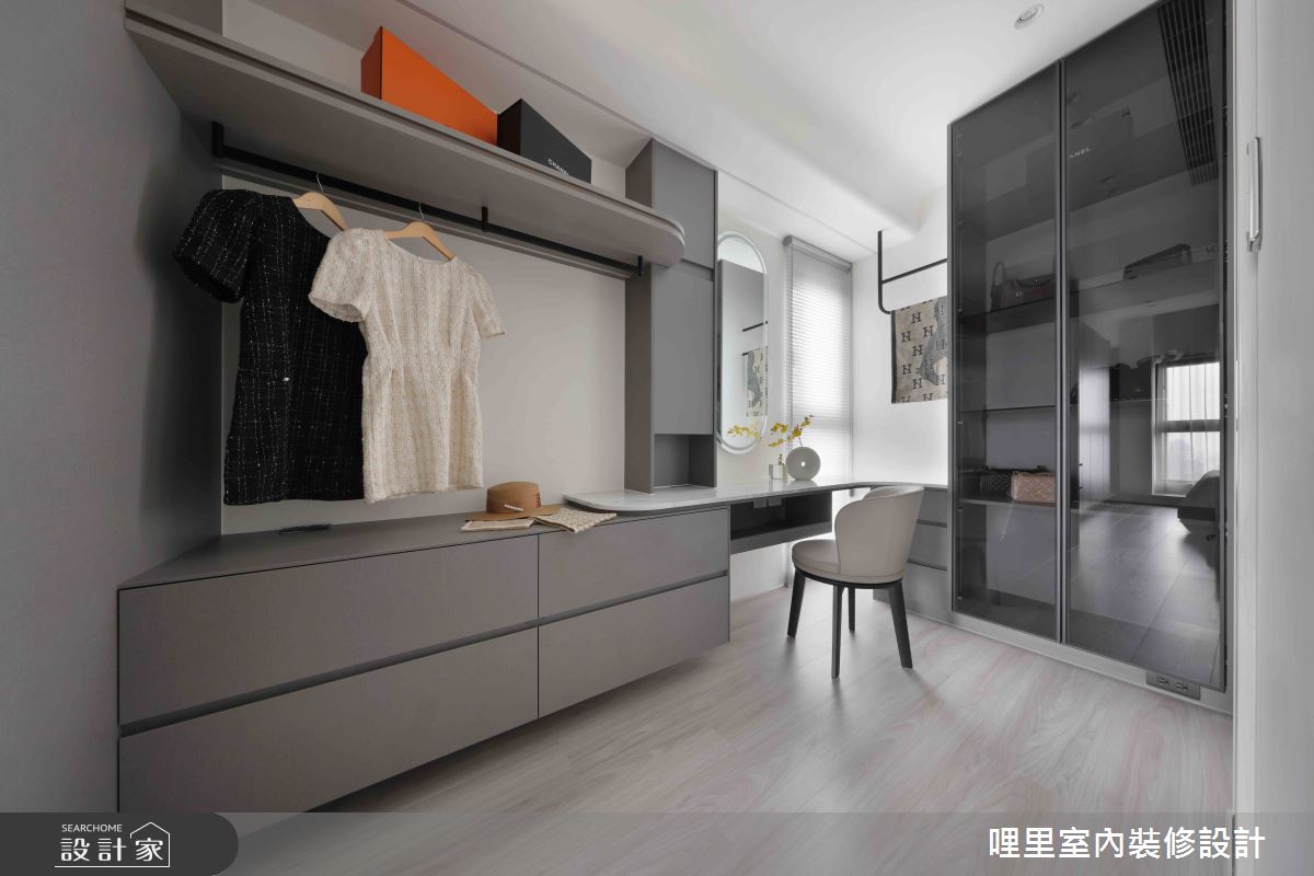 更衣室以石材與玻璃鑲嵌的拉門,界定區塊,並將化妝台設於光線最好的窗邊,整體宛如精品飯店般質感而實用。