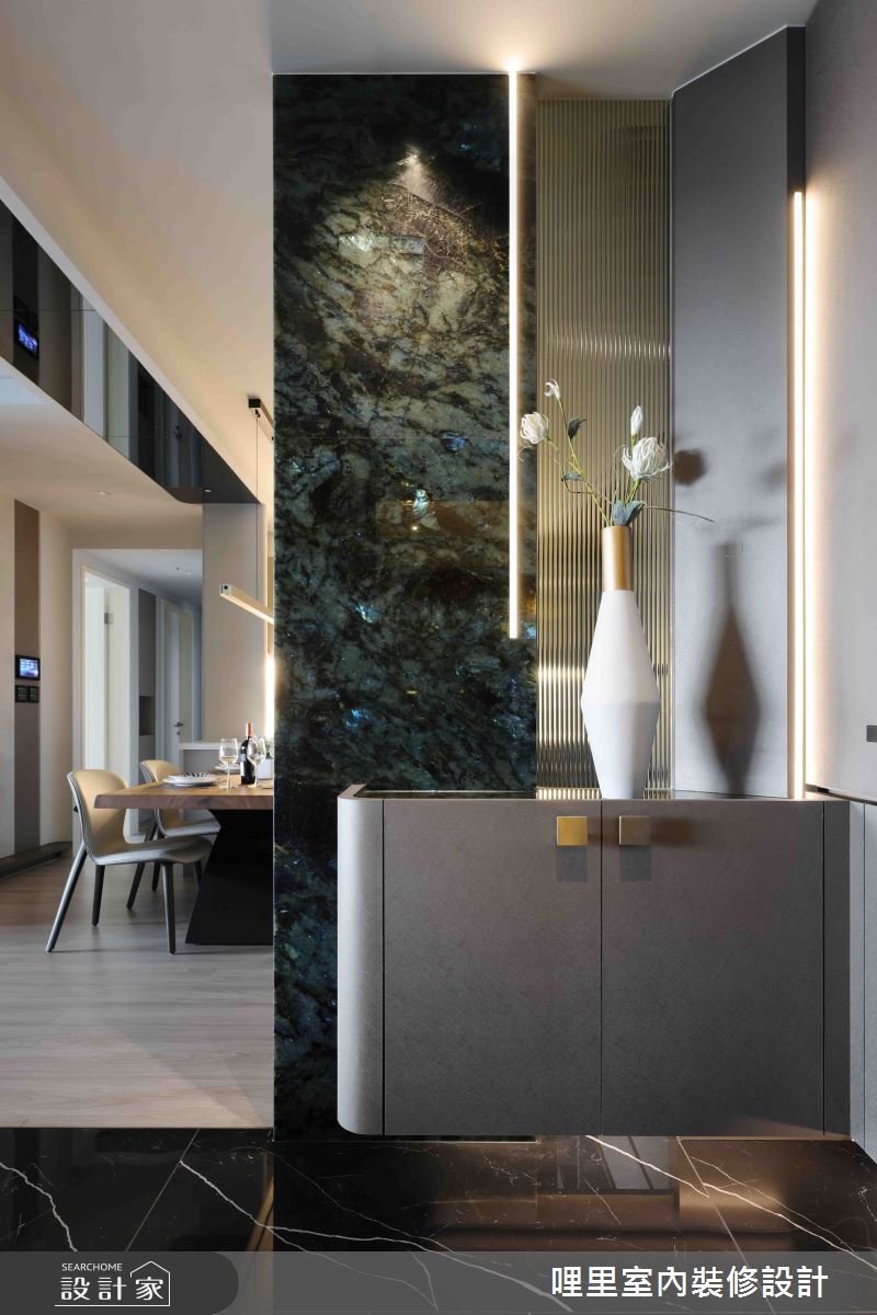 一進門的玄關展現出濃厚的品味感,百達翡麗奢石能夠避免直接看到灶台,有品味的端景設計隱含大量的收納需求;讓屋主享有開闊又奢華的玄關。