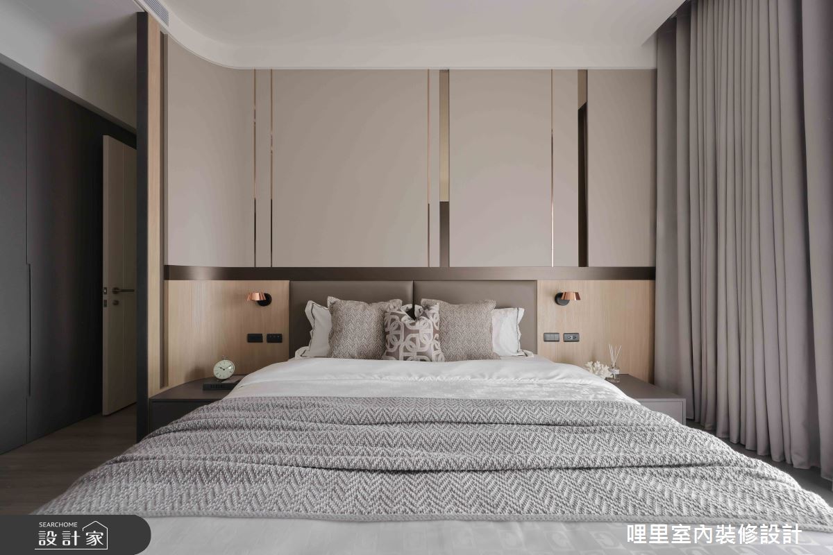 床頭部分,設計師採用了圓弧形遮擋,解決了開門見床的隱私安排,並且融合皮革、木質元素及鍍鈦鏡面,增添輕奢感。
